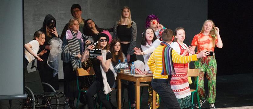 Przegląd teatralny Pobożniaka