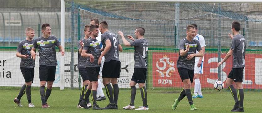 Piłka nożna. Świt kompletuje zwycięstwa