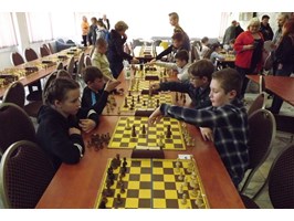 Przy szachownicy zmagali się zawodnicy z całego regionu