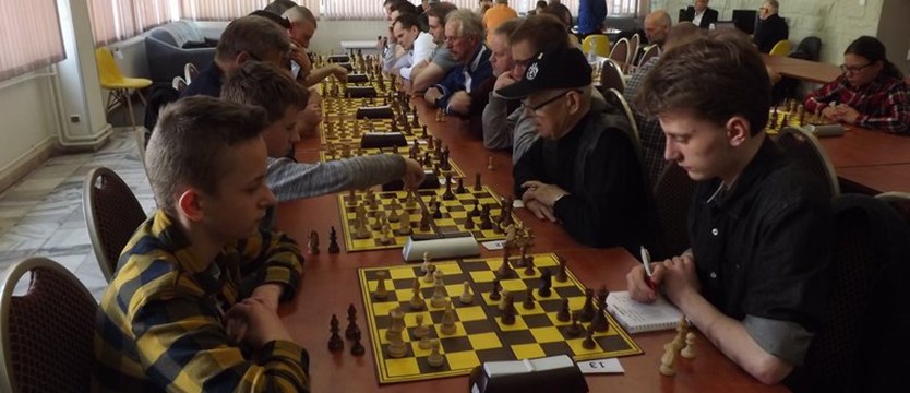 Przy szachownicy zmagali się zawodnicy z całego regionu