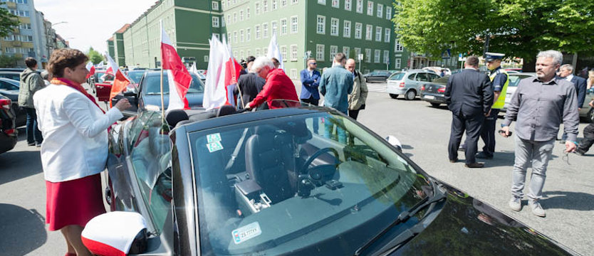 Przez miasto z flagami