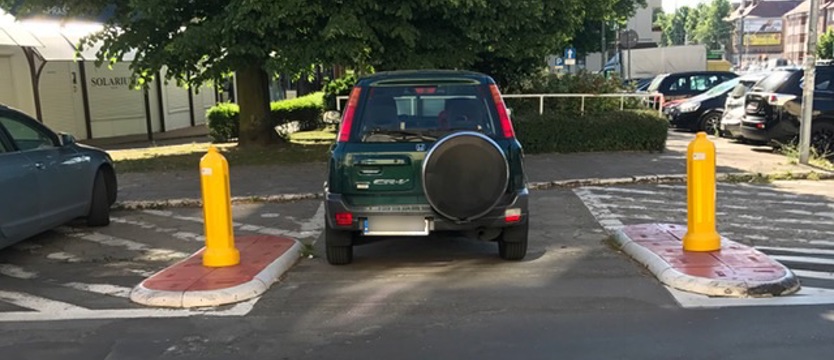 Parking na miejscu wyznaczonym dla pieszych
