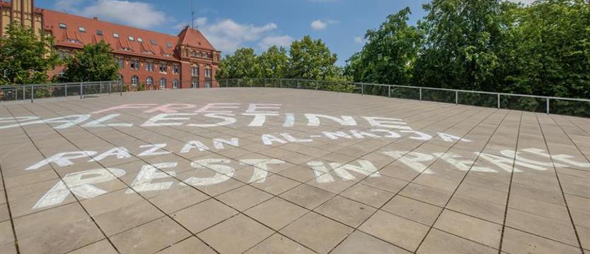 Napis na dachu Centrum Dialogu Przełomy