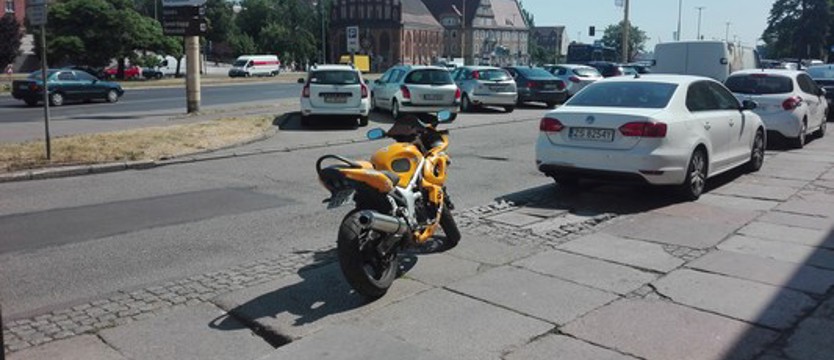 Motocyklista nie płaci, ale innym zabiera miejsce