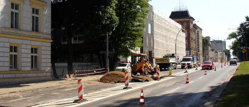 Potop z pękniętej rury w śródmieściu