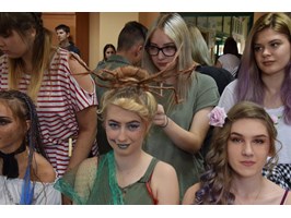 Pokaz uczniowskich fryzur. Lato we włosach