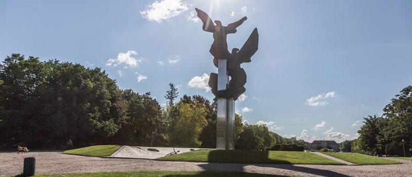 W cieniu trzech orłów