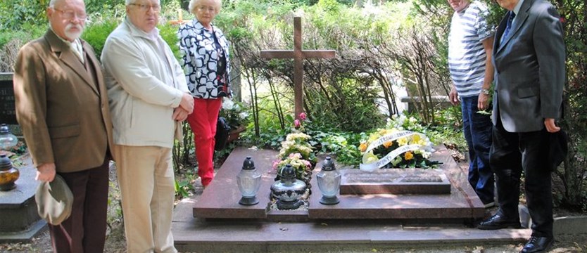 Kwiaty na grobie pierwszego prezydenta Szczecina