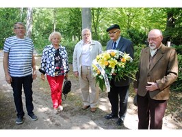 Kwiaty na grobie pierwszego prezydenta Szczecina