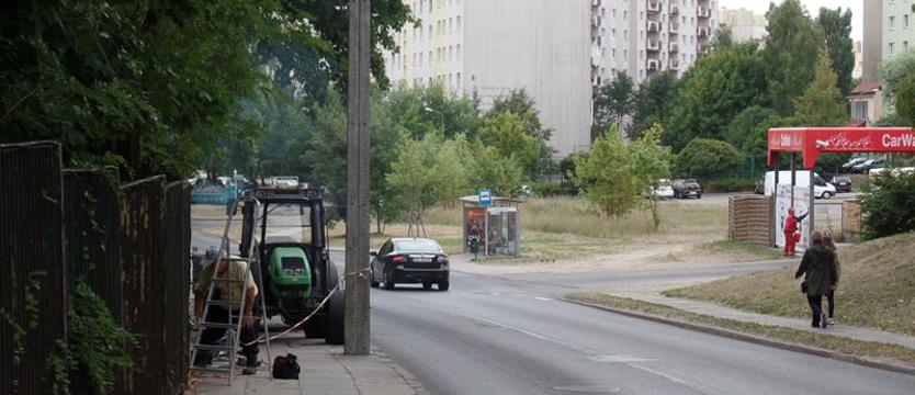 Źle zaparkowany pojazd. Piesi nie mogą przejść