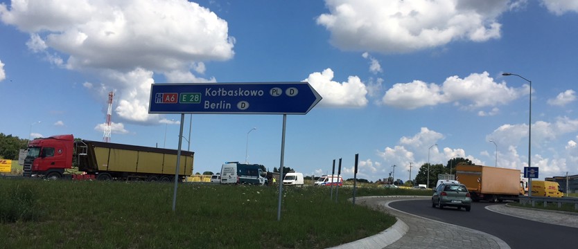 Tir przewrócił się na rondzie