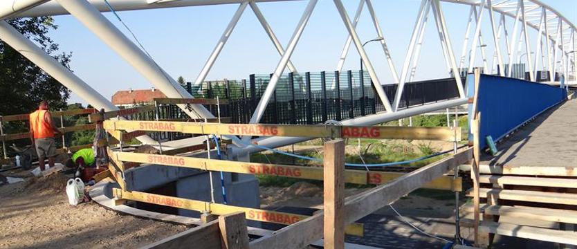 Po kładkach biegiem i w podskokach