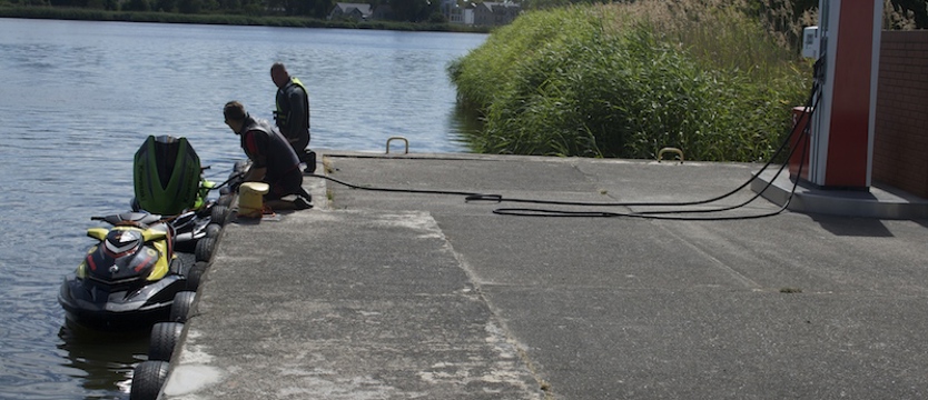 Stacja benzynowa nad wodą