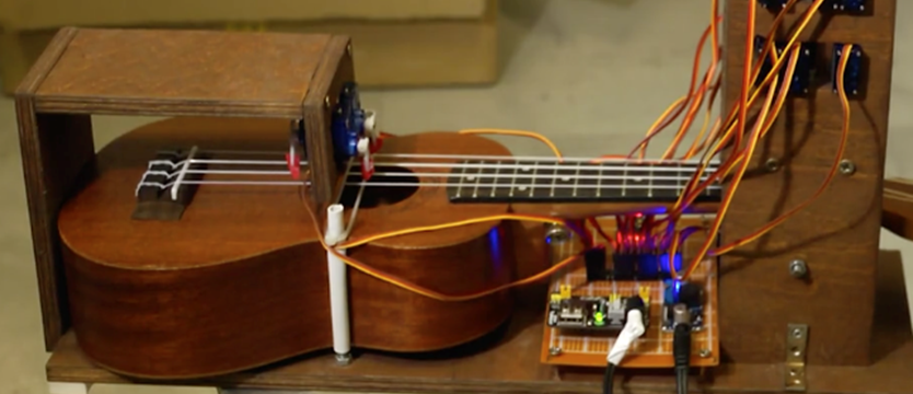 Studenci AGH skonstruowali robota, który gra na ukulele