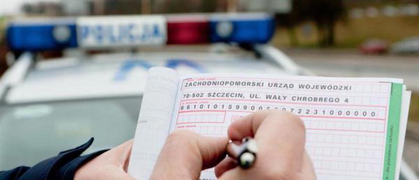 W lipcu policjanci wystawili o prawie pół miliona mniej mandatów