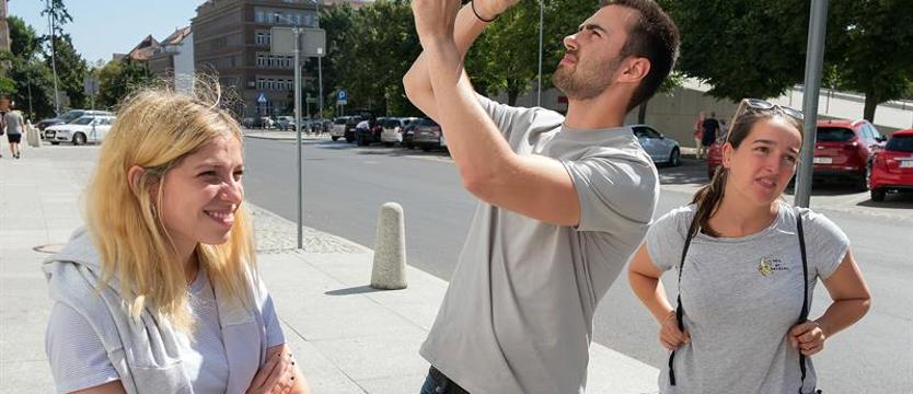 Dwoje Europejczyków w furgonetce