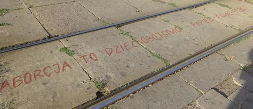 Antyaborcyjne napisy na torach