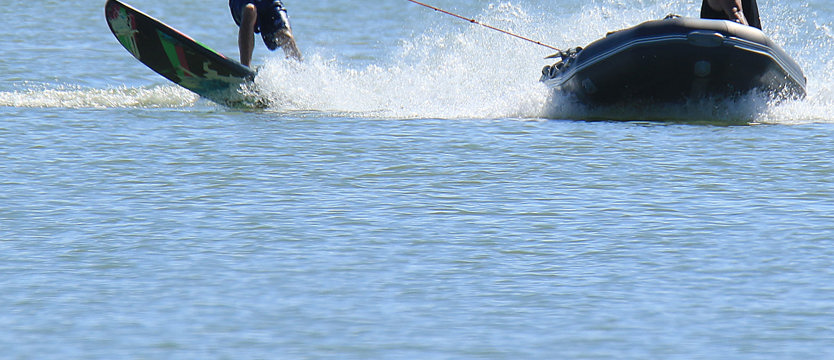 Nie wieje? Płyń za motorówką