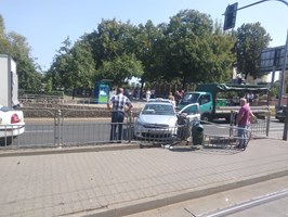 Taksówka uderzyła w barierki