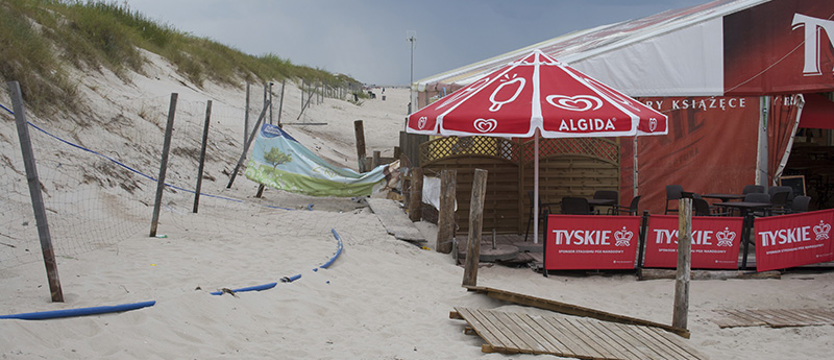 „Janusze” dewastują płot okalający wydmy