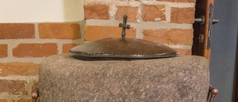 Średniowieczna chrzcielnica odnaleziona po latach