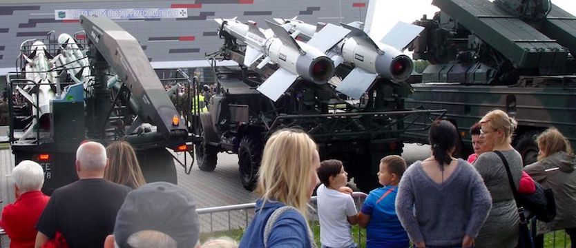 Przelot Orlików, salwa armatnia i nowe uzbrojenie