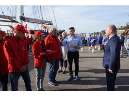 Młodzi żeglarze powitali Szczecin polonezem