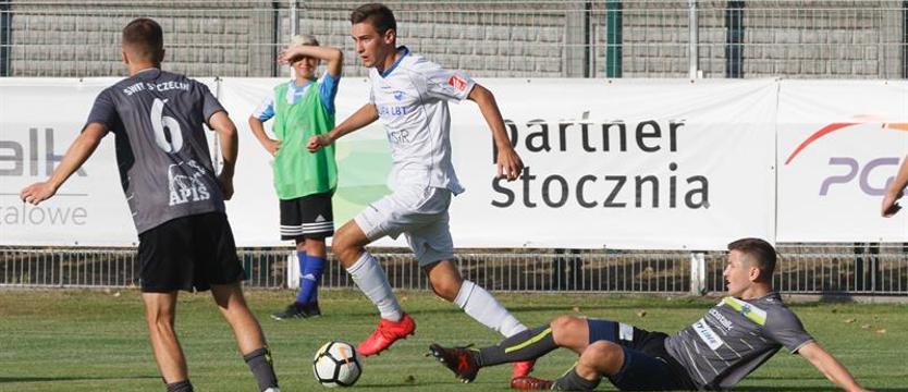 Piłka nożna. Remis Świtu z liderem