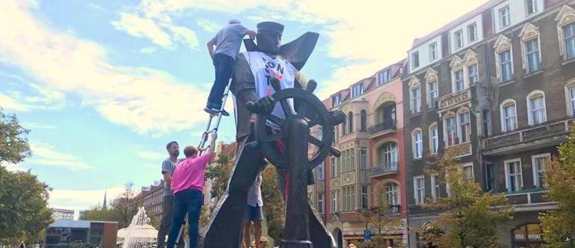 Koszulka, konstytucja, „wybryk ideologiczny”