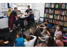 Spotkanie świata literatury i sportu. Koszykarze czytali dzieciom