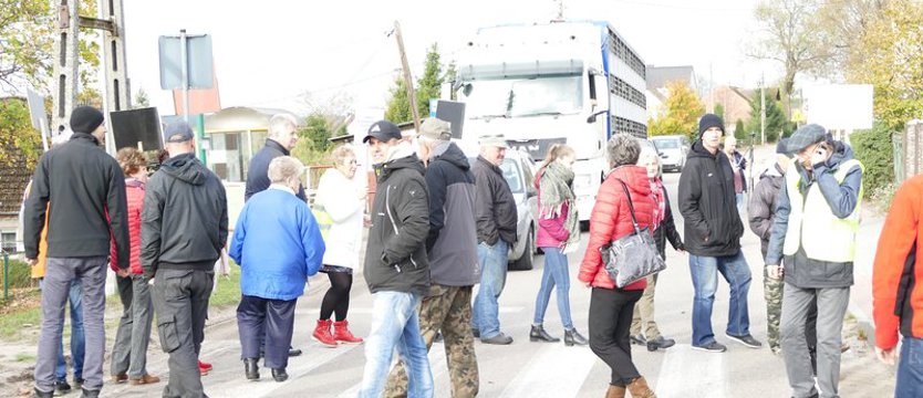 Mieszkańcy zablokowali drogę. Mają dość pędzących ciężarówek