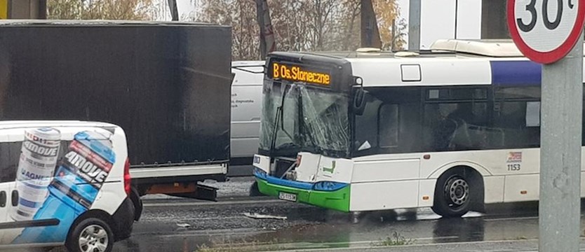 Zderzenie autobusu. Dwie osoby poszkodowane
