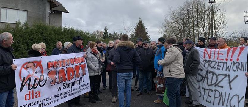 Mieszkańcy protestują przeciwko przetwórni sadzy