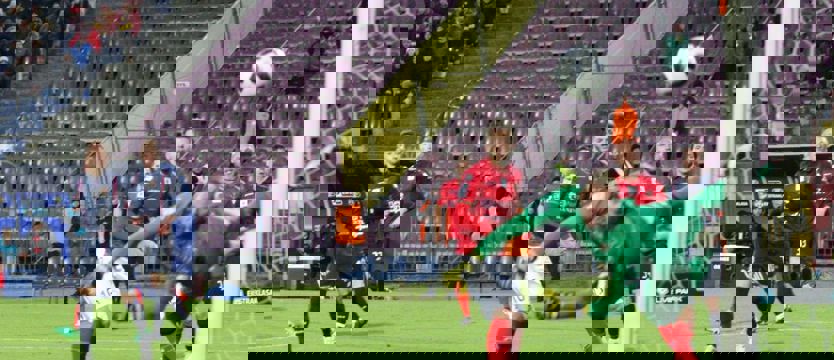 Piłka nożna. Minimalna wygrana z outsiderem