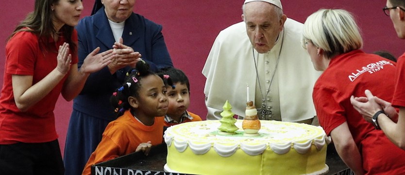 Tort o smaku mango prezentem na 82. urodziny papieża Franciszka
