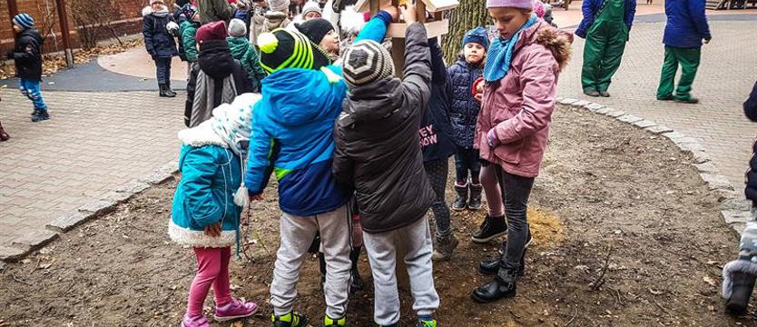 Prawie 100 karmników od przedszkolaków i leśników