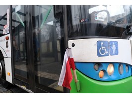 Autobusy i tramwaje z biało-czerwonymi flagami. Na znak żałoby