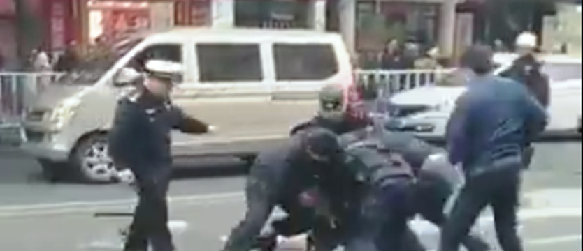 Porwał chiński autobus i wjechał nim w pieszych – są ofiary