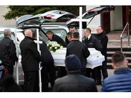 Uroczystości pogrzebowe pięciu dziewcząt tragicznie zmarłych w pożarze escape roomu