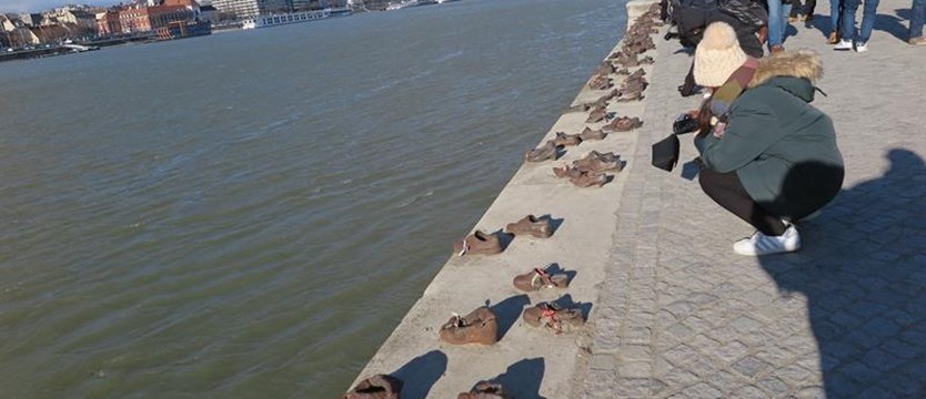 Buty nad modrym Dunajem, co spływał krwią