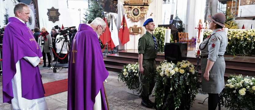 W gdańskiej Bazylice Mariackiej rozpoczęła się msza pogrzebowa Pawła Adamowicza