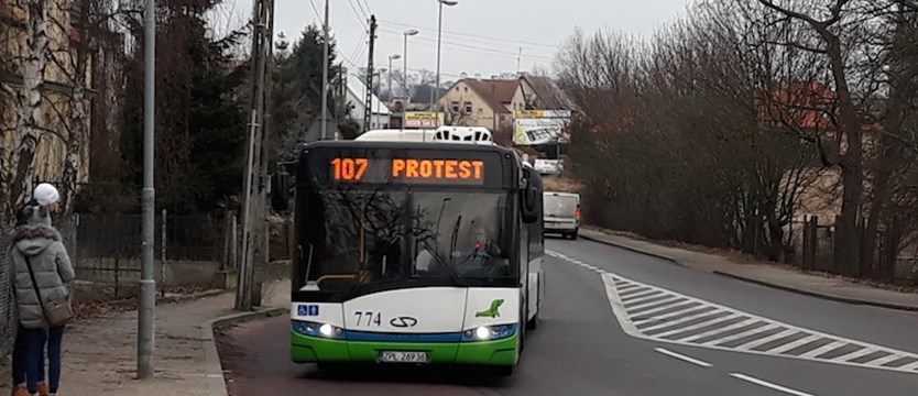 Protest na wyświetlaczach autobusów SPPK