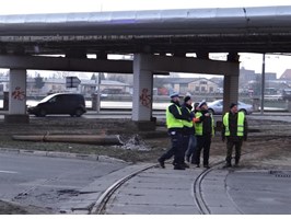 Tramwaj wykoleił się przy wiadukcie koło dworca
