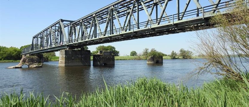 Rowerem przez most kolejowy