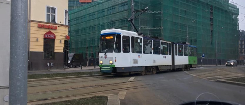 Kolizja osobówki z tramwajem na ul. 3 Maja