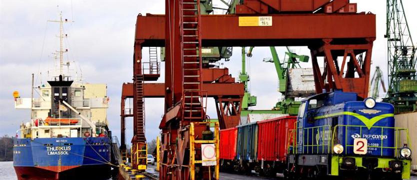 „Transport zaplecza” w portach koleją i samochodami