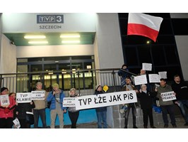 Manifestowali przed siedzibą TVP w Szczecinie