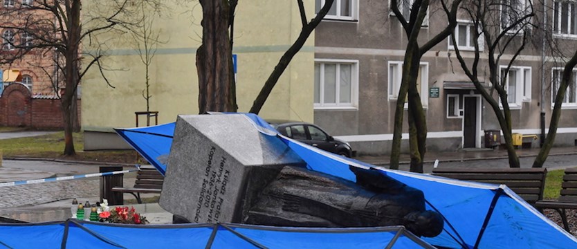 Trzej mężczyźni przewrócili pomnik ks. Jankowskiego