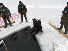 Nurkowie ćwiczyli pod lodem