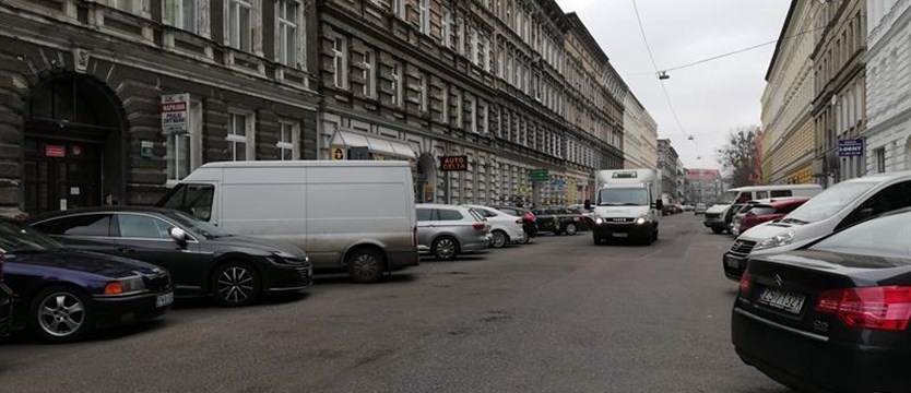 Ulica Małkowskiego w części z zakazem parkowania. Rusza przebudowa